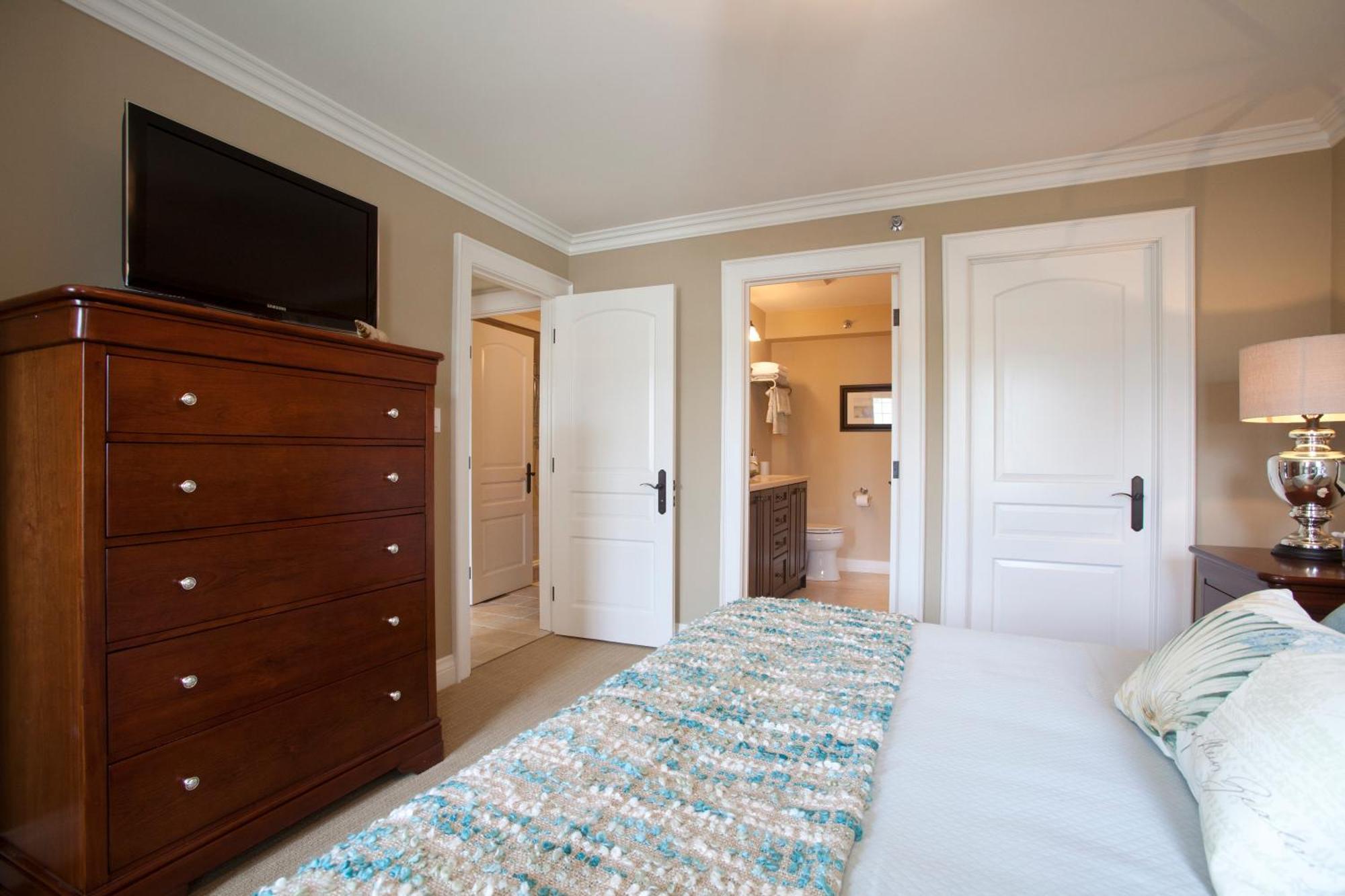 124 On Queen Hotel & Spa Niagara-on-the-Lake Ngoại thất bức ảnh A bedroom with a carpet
