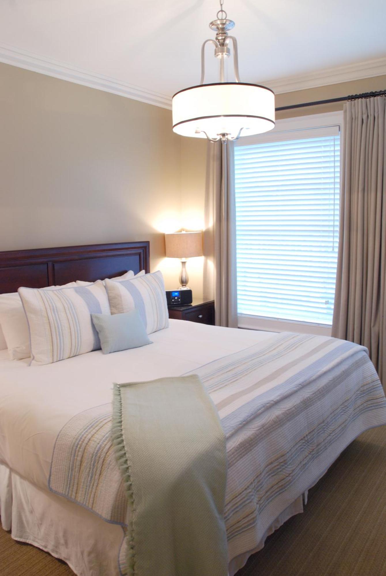 124 On Queen Hotel & Spa Niagara-on-the-Lake Ngoại thất bức ảnh A bedroom