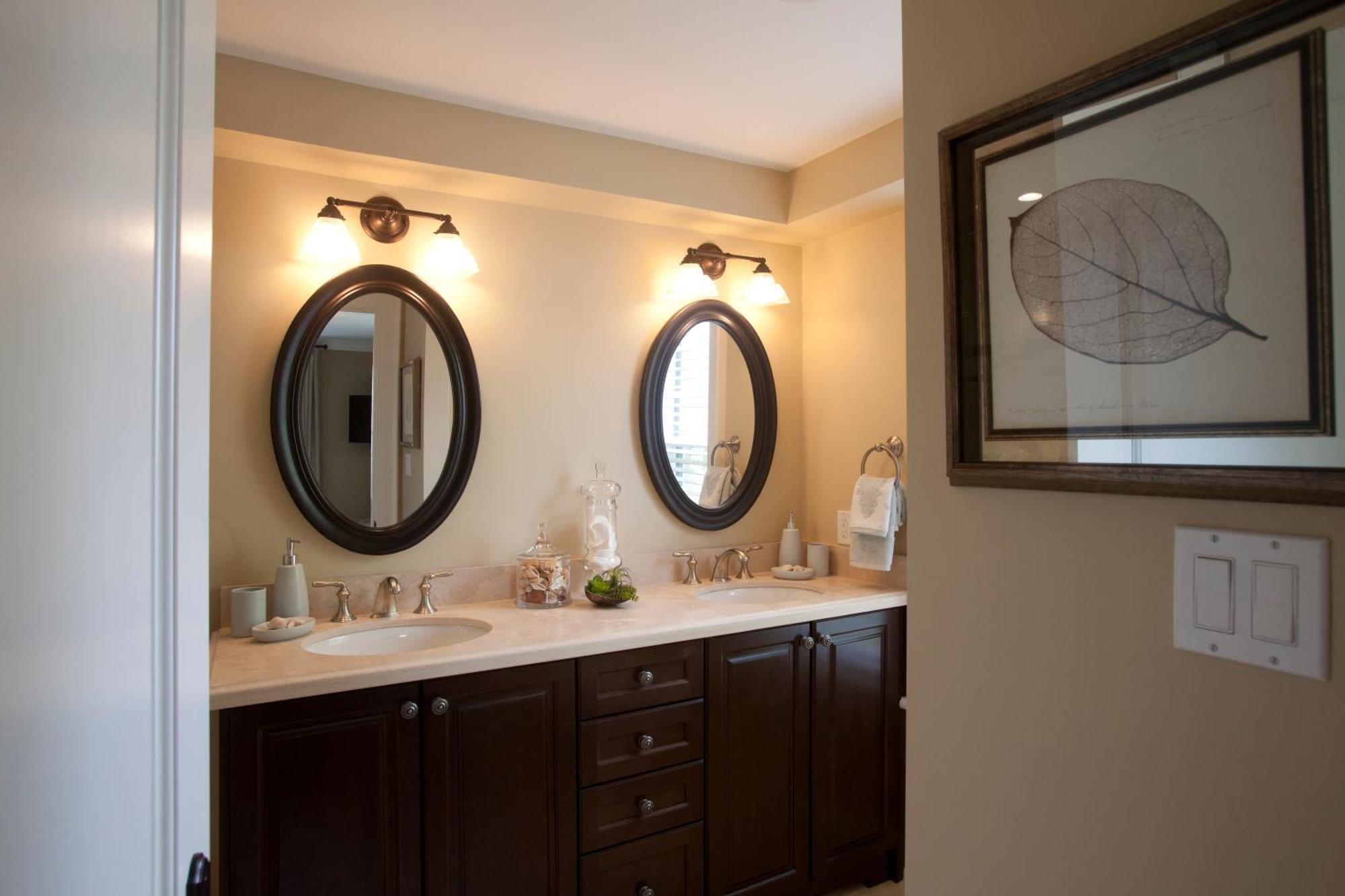 124 On Queen Hotel & Spa Niagara-on-the-Lake Ngoại thất bức ảnh A bathroom vanity