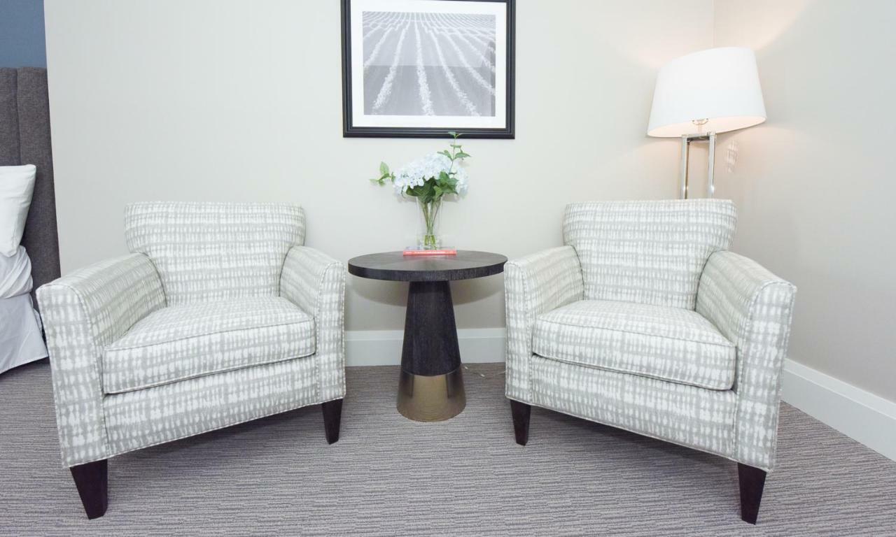 124 On Queen Hotel & Spa Niagara-on-the-Lake Ngoại thất bức ảnh A pair of club chairs