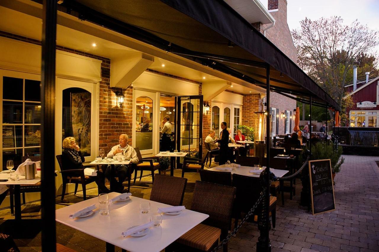 124 On Queen Hotel & Spa Niagara-on-the-Lake Ngoại thất bức ảnh The restaurant in 2011