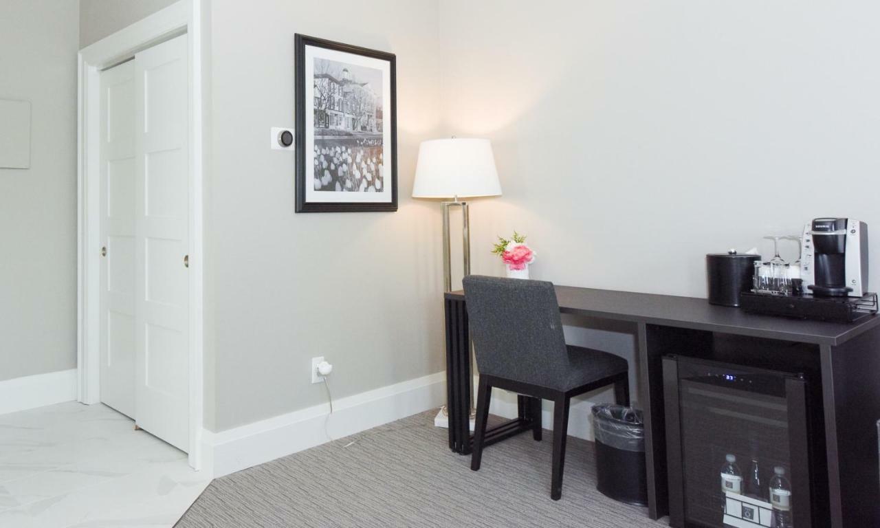 124 On Queen Hotel & Spa Niagara-on-the-Lake Ngoại thất bức ảnh A smart plug in a hotel room