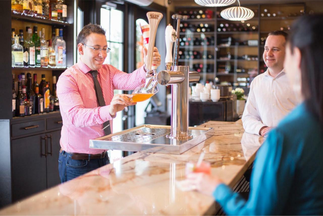 124 On Queen Hotel & Spa Niagara-on-the-Lake Ngoại thất bức ảnh A bartender serving beer