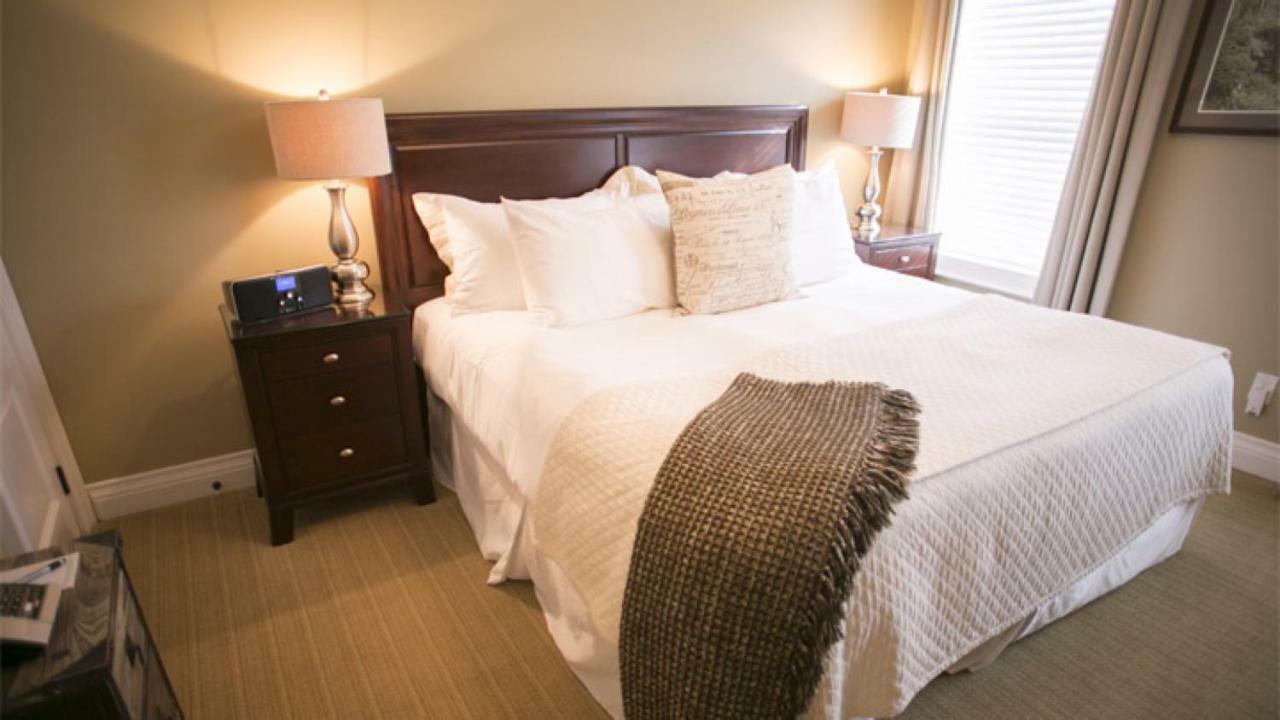 124 On Queen Hotel & Spa Niagara-on-the-Lake Ngoại thất bức ảnh A bed with a throw