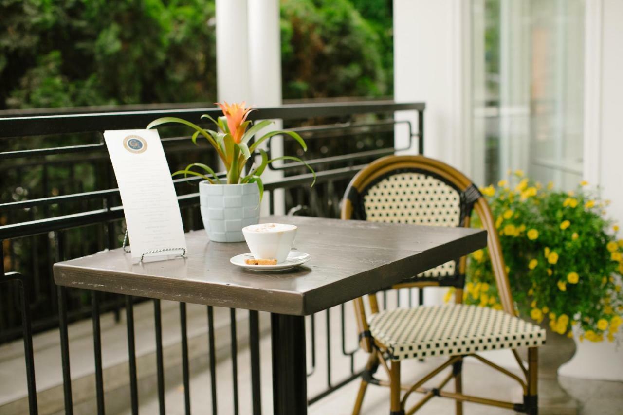124 On Queen Hotel & Spa Niagara-on-the-Lake Ngoại thất bức ảnh A bistro table and chair