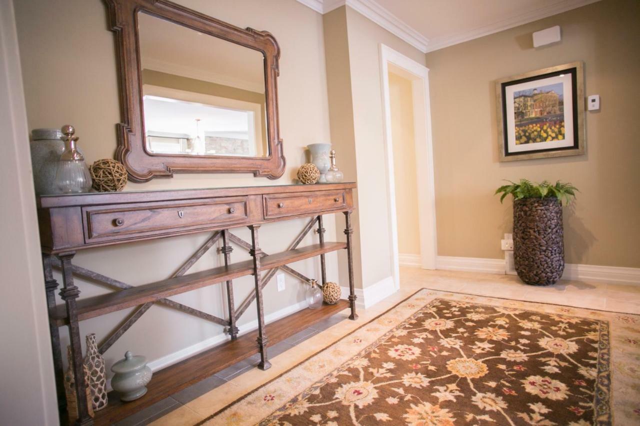 124 On Queen Hotel & Spa Niagara-on-the-Lake Ngoại thất bức ảnh A console table