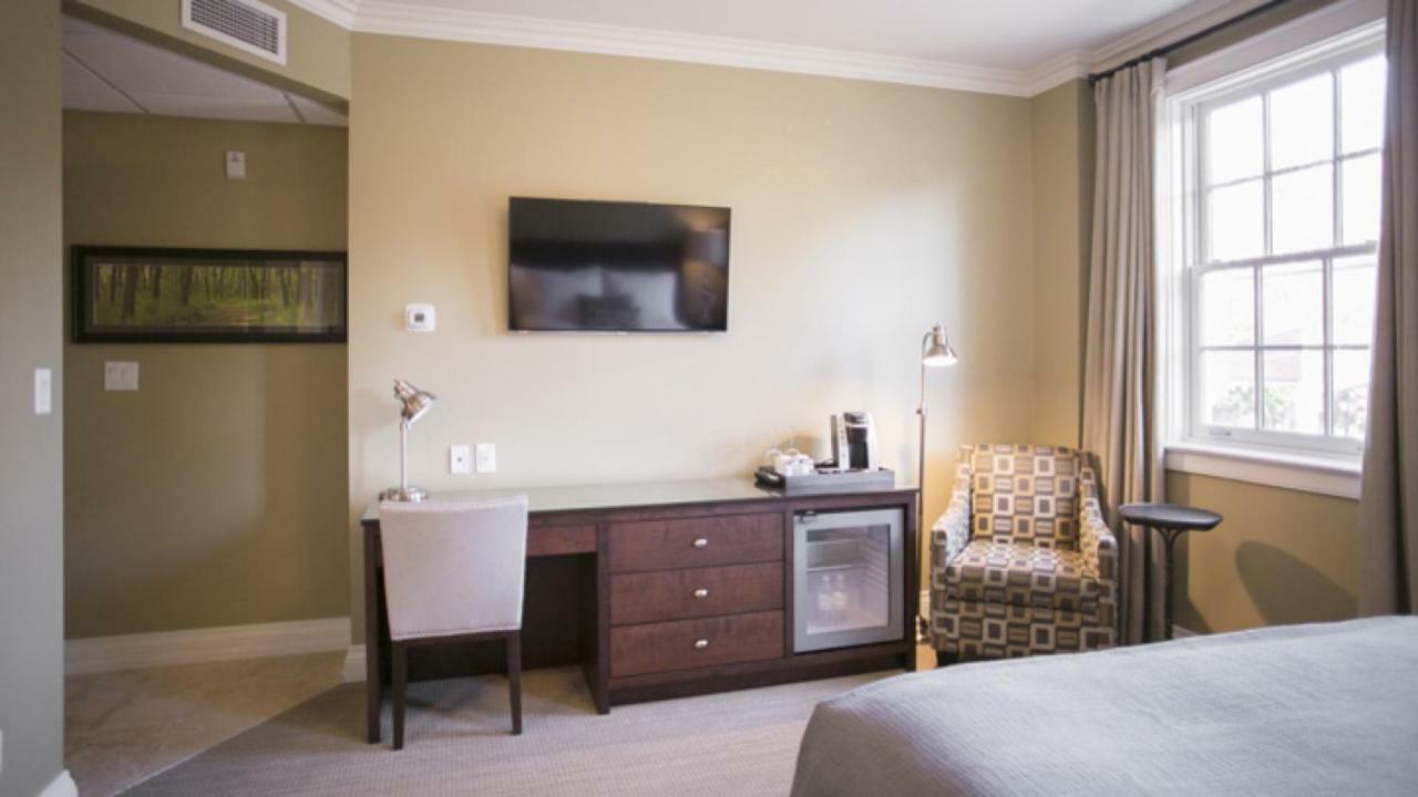 124 On Queen Hotel & Spa Niagara-on-the-Lake Ngoại thất bức ảnh A room at the Hotel Vermont
