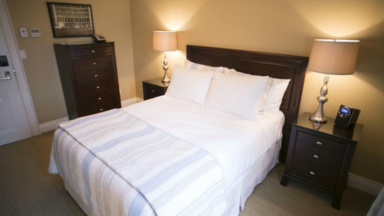 124 On Queen Hotel & Spa Niagara-on-the-Lake Ngoại thất bức ảnh A bed with a duvet