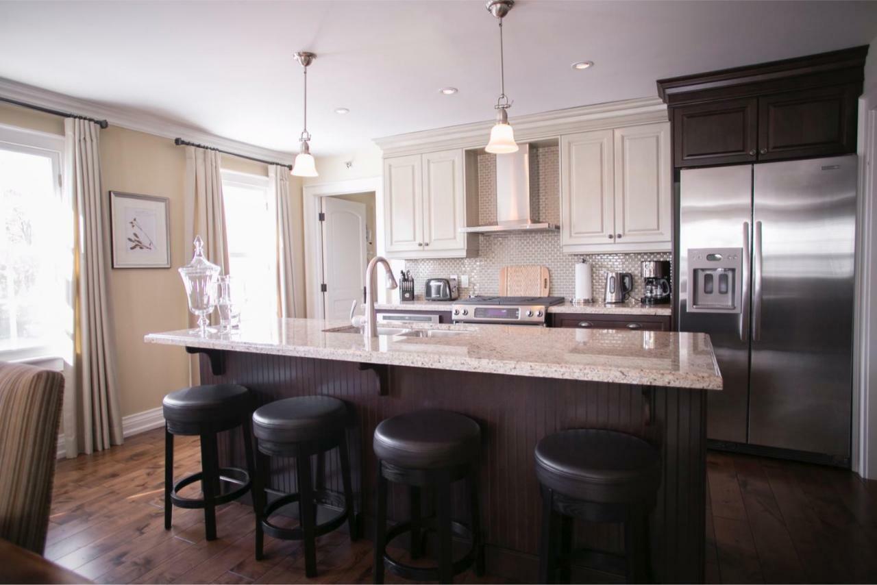 124 On Queen Hotel & Spa Niagara-on-the-Lake Ngoại thất bức ảnh A kitchen with a granite island