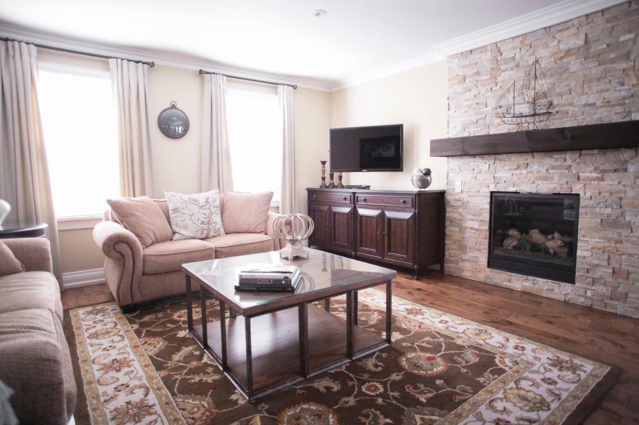 124 On Queen Hotel & Spa Niagara-on-the-Lake Ngoại thất bức ảnh A living room with a fireplace