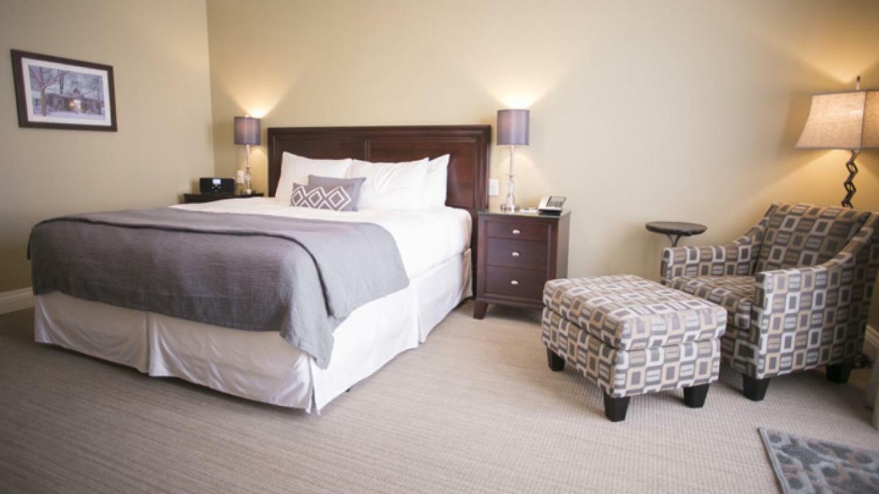 124 On Queen Hotel & Spa Niagara-on-the-Lake Ngoại thất bức ảnh A guest room at the Inn at Laurel Point