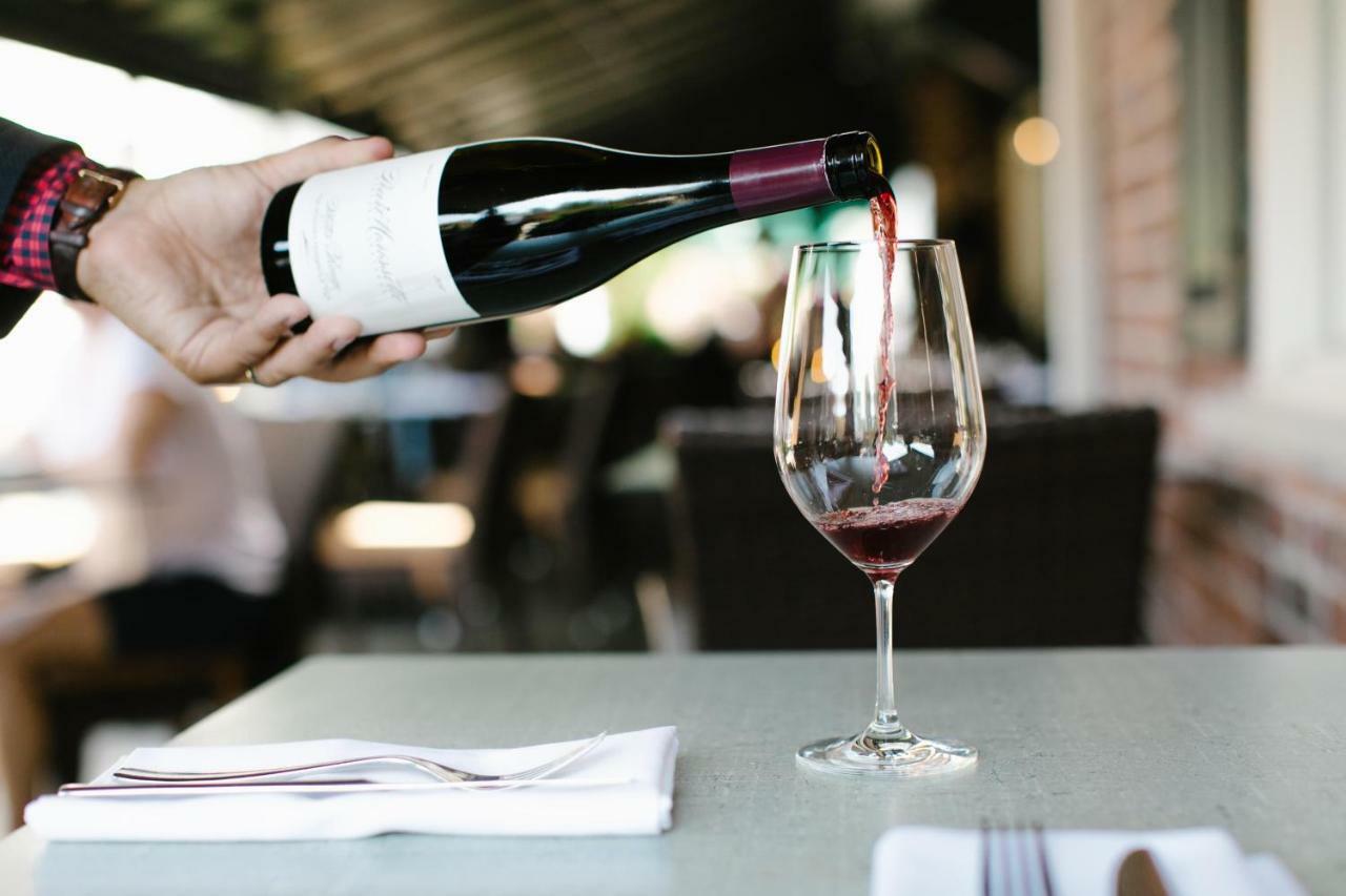 124 On Queen Hotel & Spa Niagara-on-the-Lake Ngoại thất bức ảnh Wine being poured